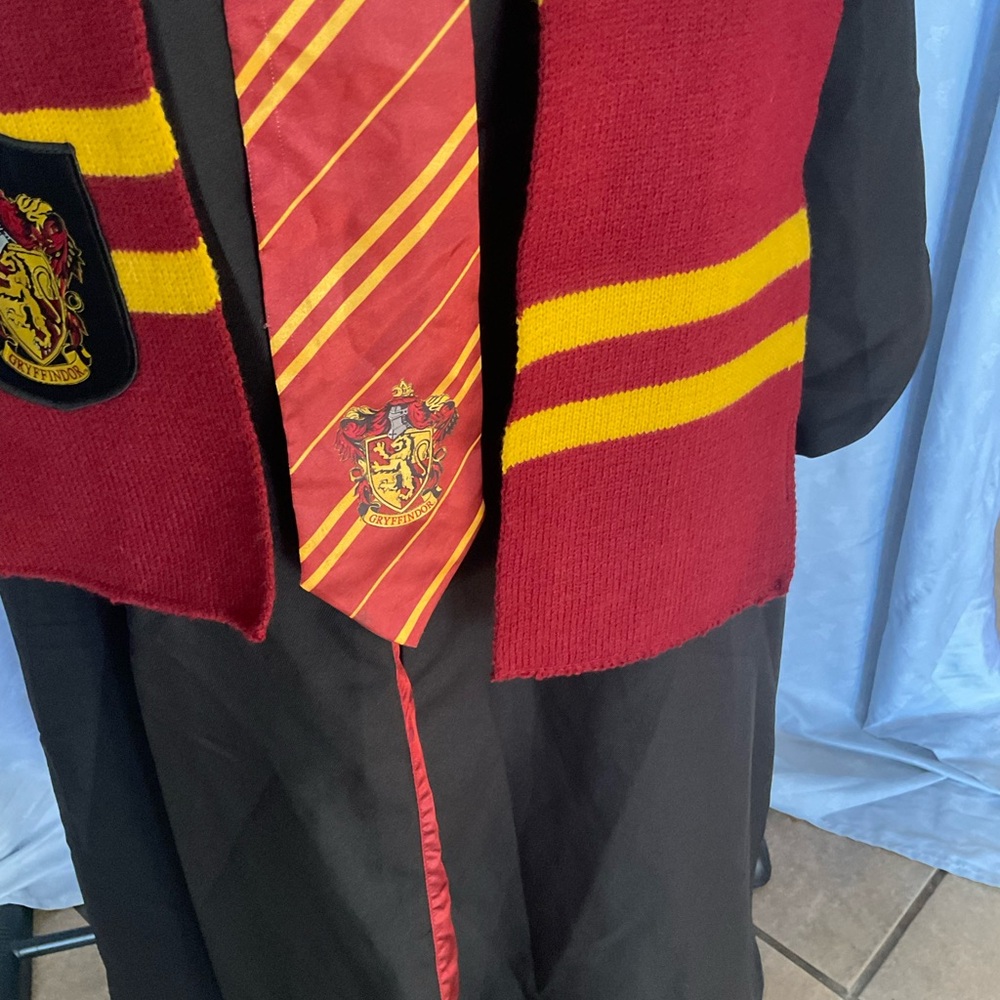 Kids Wizard Costume Robe with Griffindor Crest-Tie and Scarf included - Picture 10 of 12